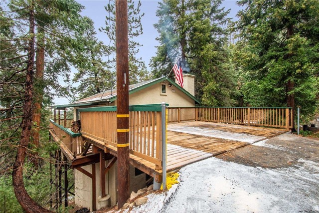 513 W Victoria Court, Lake Arrowhead CA: https://media.crmls.org/medias/0f3c31a3-caf7-47ef-84a4-943ec708c10e.jpg