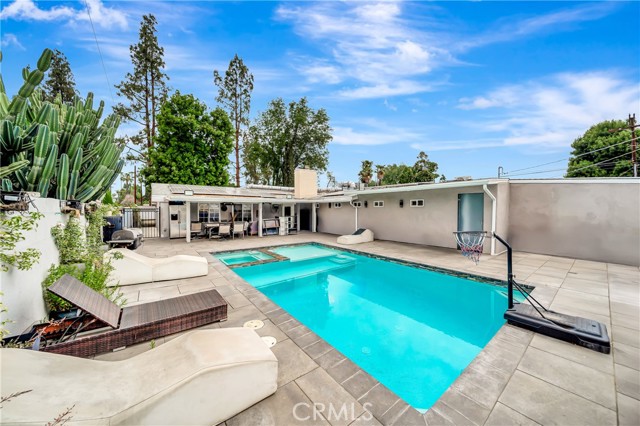 Detail Gallery Image 39 of 43 For 19706 Victory Bld, Woodland Hills,  CA 91367 - 4 Beds | 2 Baths