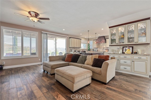 Detail Gallery Image 8 of 40 For 25 Corte Rivera, Lake Elsinore,  CA 92532 - 5 Beds | 3 Baths