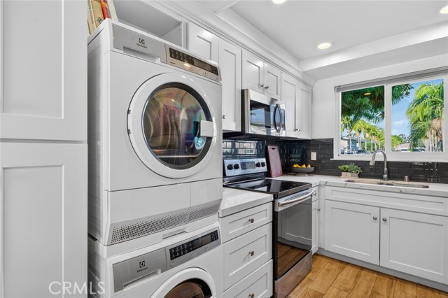 Detail Gallery Image 15 of 33 For 1074 Buckingham, Newport Beach,  CA 92660 - 2 Beds | 2/1 Baths