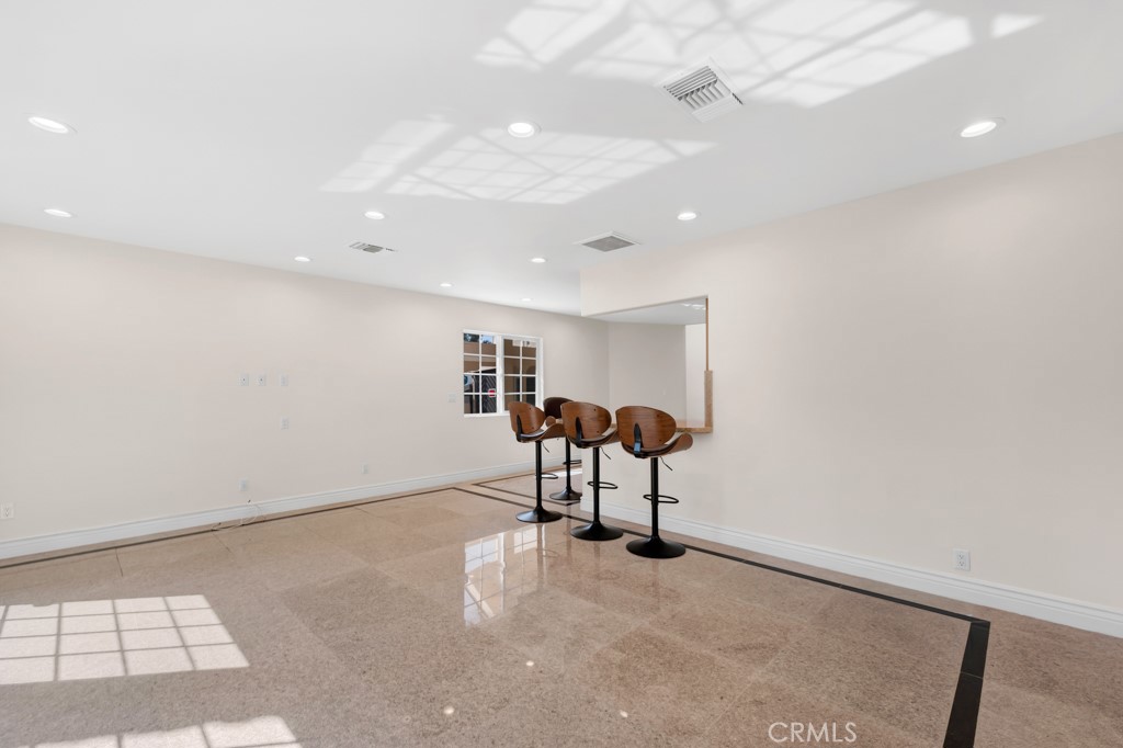 https://media.crmls.org/medias/0f4402e4-ef8c-48d2-844c-38f678e32a22.jpg?preset=X-Large