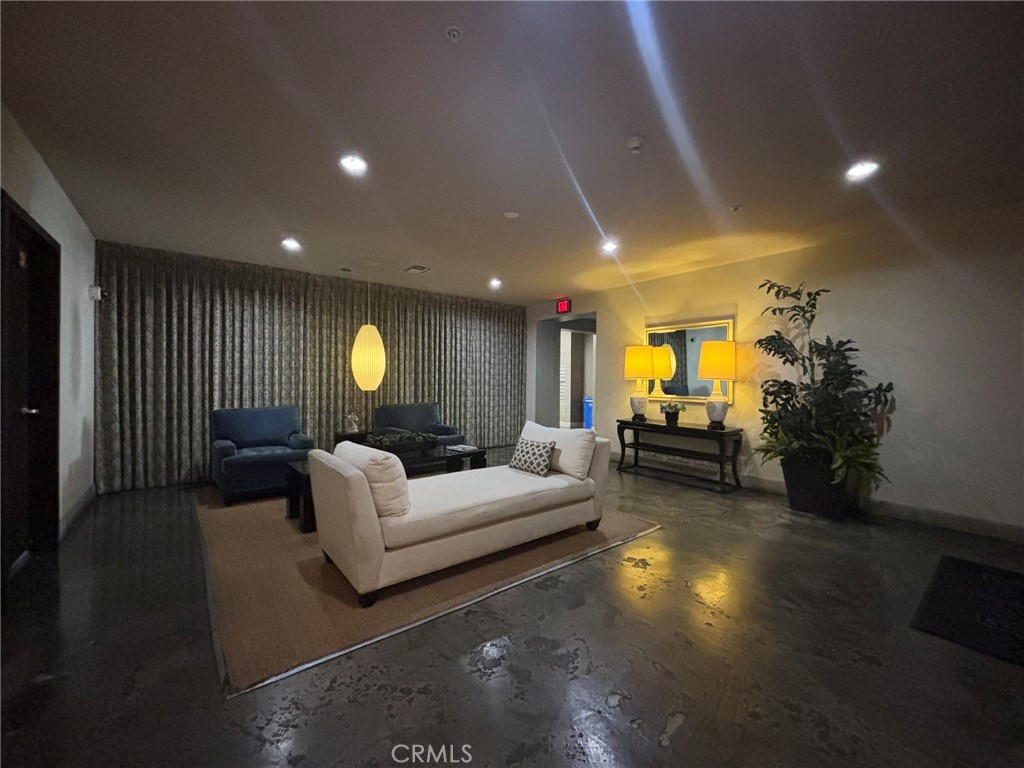 https://media.crmls.org/medias/0f441346-e45f-44a0-a992-aff4924237a8.jpg?preset=X-Large