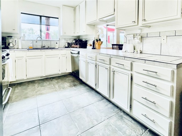9830 Mesquite Avenue, Desert Hot Springs CA: https://media.crmls.org/medias/0f44cc7a-6f01-4820-9393-d1cb2e2c8136.jpg