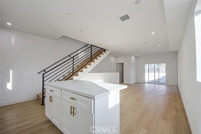 2402 S Cochran Avenue, Los Angeles CA: https://media.crmls.org/medias/0f45f174-9d63-4ae6-bab5-c0e64de00b86.jpg