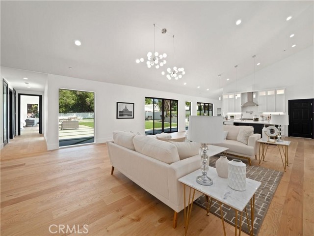 5702 Lubao Avenue, Woodland Hills CA: https://media.crmls.org/medias/0f467242-c7e5-4ae9-b9dd-3a8fb399d3ec.jpg