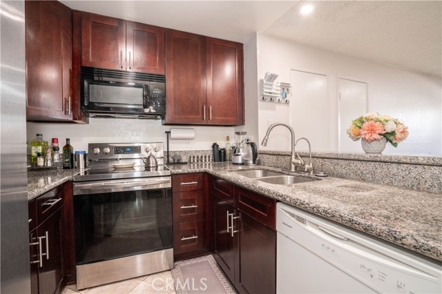 Detail Gallery Image 13 of 39 For 25035 Peachland Ave #174,  Newhall,  CA 91321 - 3 Beds | 2 Baths