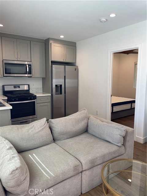 Detail Gallery Image 2 of 13 For 23517 Aetna St, Woodland Hills,  CA 91367 - 1 Beds | 1 Baths