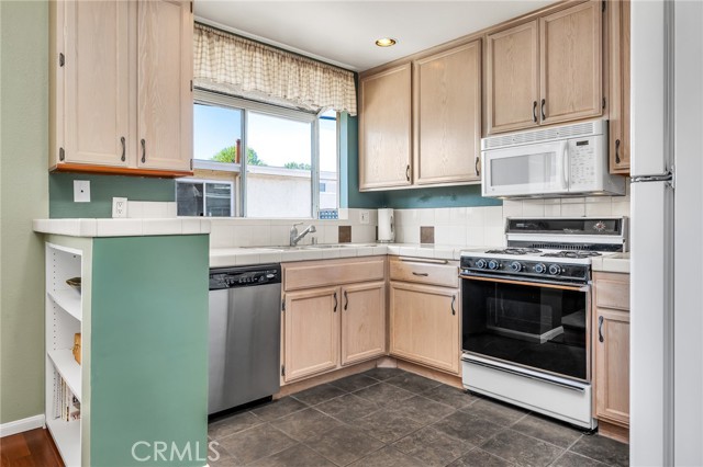 Detail Gallery Image 6 of 11 For 7420 Corbin Ave #10,  Reseda,  CA 91335 - 2 Beds | 2/1 Baths