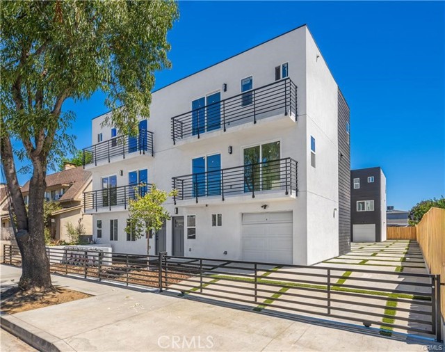 Detail Gallery Image 2 of 9 For 6832 Hazeltine Ave #1,  Van Nuys,  CA 91405 - 3 Beds | 3/1 Baths