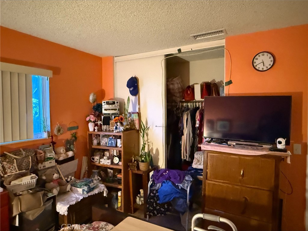 https://media.crmls.org/medias/0f588bc8-a015-4ceb-8774-7c40c9a97d78.jpg?preset=X-Large