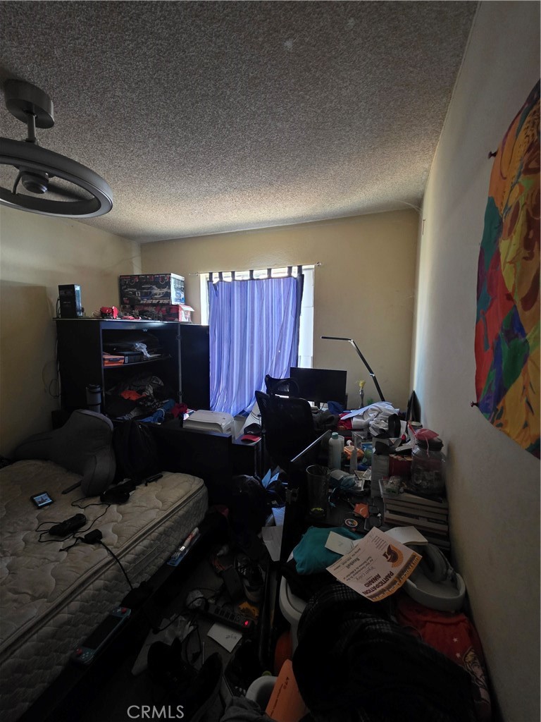 https://media.crmls.org/medias/0f5bcdf4-d70b-4213-a49a-8229f59525a2.jpg?preset=X-Large