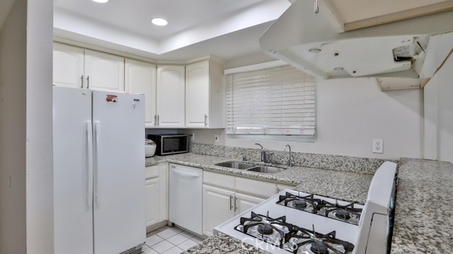 Detail Gallery Image 13 of 44 For 150 S Fairview St #9,  Santa Ana,  CA 92704 - 3 Beds | 2/1 Baths