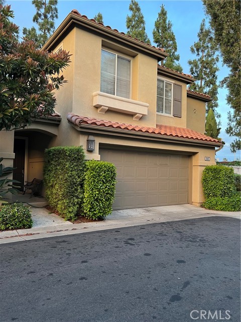 A completely detached 3 bedrooms, 2.5 baths condo in the gated community of Valencia, just accross Tustin Market Place. One with a big floor plan, and a sizeable lot in the community, approx 4000 sq ft, at the end of the street.  House has laminate floors , vaulted ceilings, and an open floor plan.