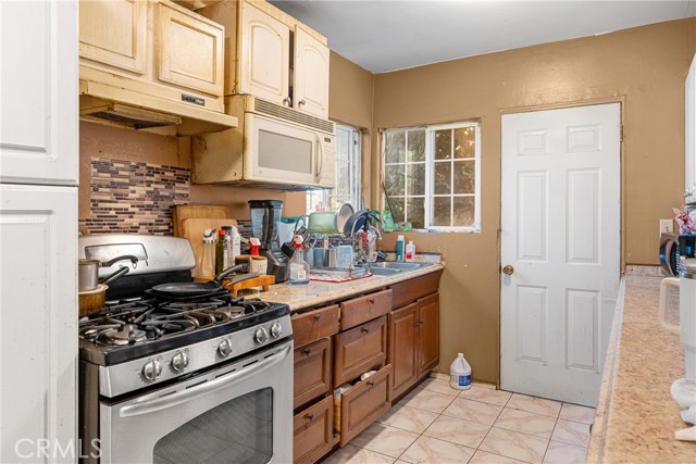 Detail Gallery Image 10 of 34 For 1090 Indian Hill Bld, Pomona,  CA 91767 - 3 Beds | 2 Baths