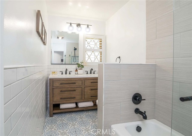 Cool colors... natural wood, glass... a very feng shui room!