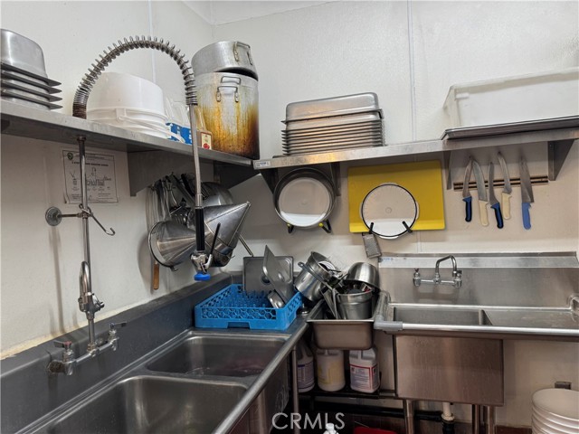 10501 Hole Avenue, Riverside CA: https://media.crmls.org/medias/0f63502d-d93b-4a91-a7a6-a464aeec86e0.jpg