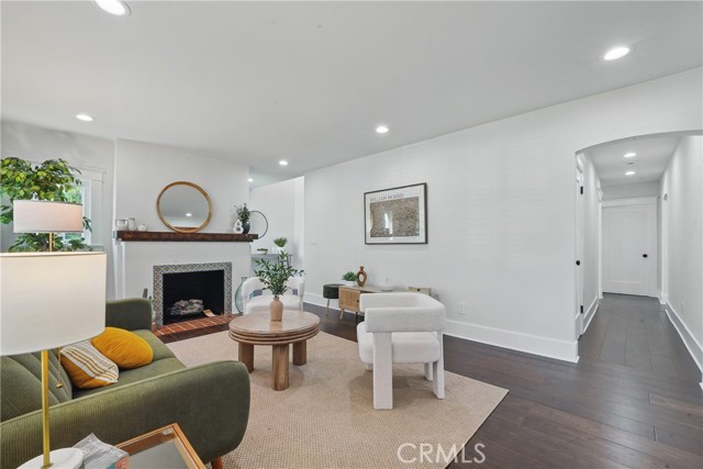 2111 S Bronson Ave, Los Angeles CA: https://media.crmls.org/medias/0f649b43-e9d3-4bb2-936f-ba9a99021916.jpg