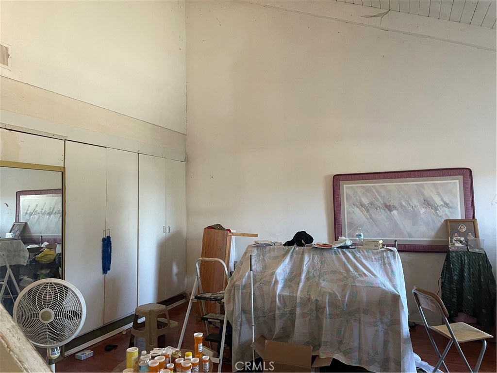 https://media.crmls.org/medias/0f64d44c-e6af-42e1-9182-3107d547ca8a.jpg?preset=X-Large