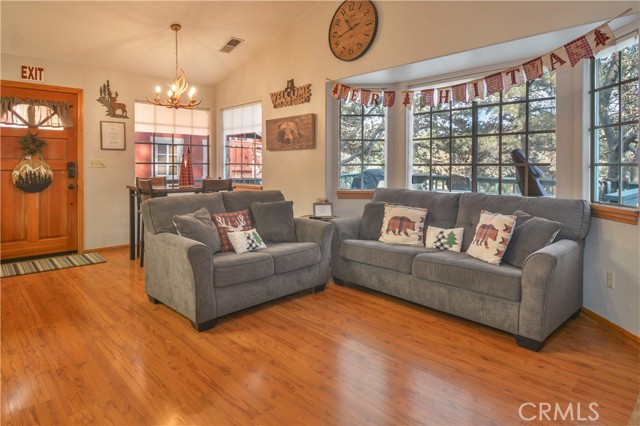 Detail Gallery Image 4 of 22 For 735 E Victoria Ct, Lake Arrowhead,  CA 92352 - 2 Beds | 1/1 Baths