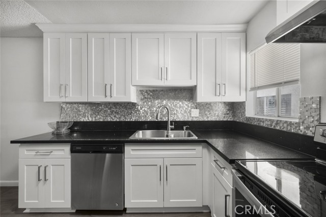 Detail Gallery Image 8 of 41 For 18555 Collins St #C18,  Tarzana,  CA 91356 - 2 Beds | 2 Baths