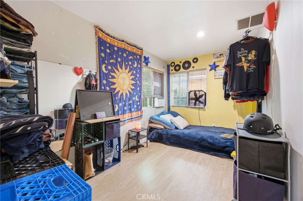 https://media.crmls.org/medias/0f705d49-ef74-4ed2-a5f9-c45e5406a124.jpg?preset=X-Large