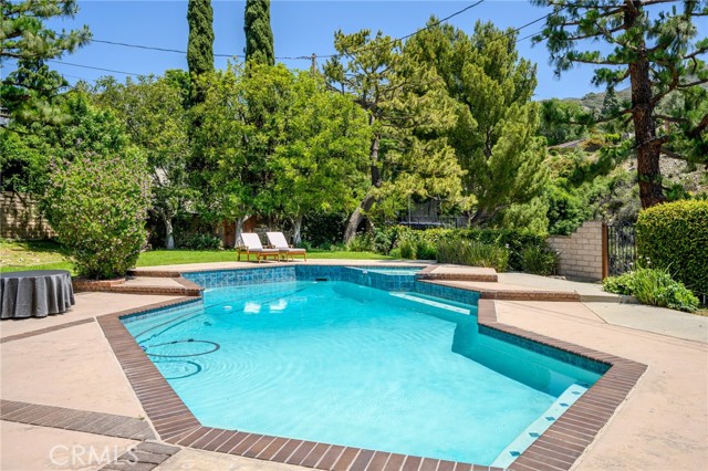 2305 Henrietta Avenue, La Crescenta CA: https://media.crmls.org/medias/0f70dd79-65d6-4f35-9820-9bf2843645c5.jpg