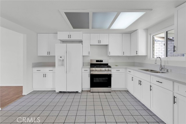 Detail Gallery Image 16 of 44 For 12421 Spring Valley Pkwy, Victorville,  CA 92395 - 4 Beds | 3 Baths