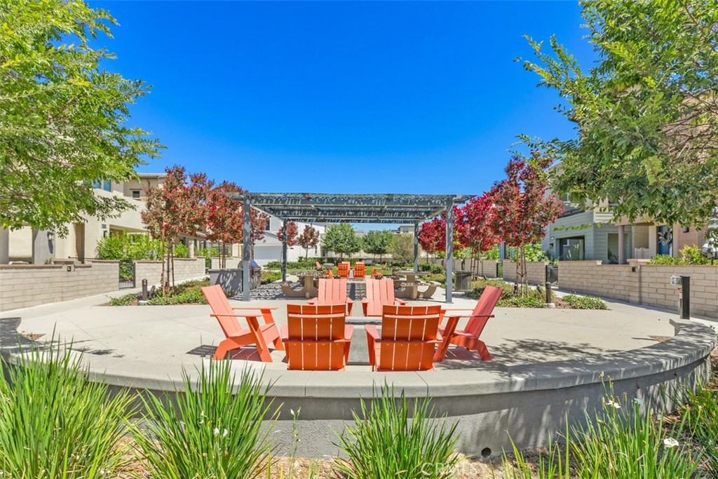 https://media.crmls.org/medias/0f72d786-bfd5-4009-88fc-3868c49f9491.jpg?preset=X-Large