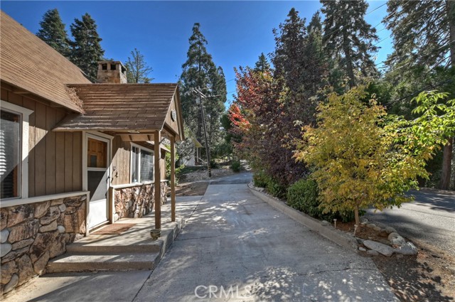 Detail Gallery Image 4 of 40 For 863 Oak Rd, Lake Arrowhead,  CA 92386 - 3 Beds | 2 Baths