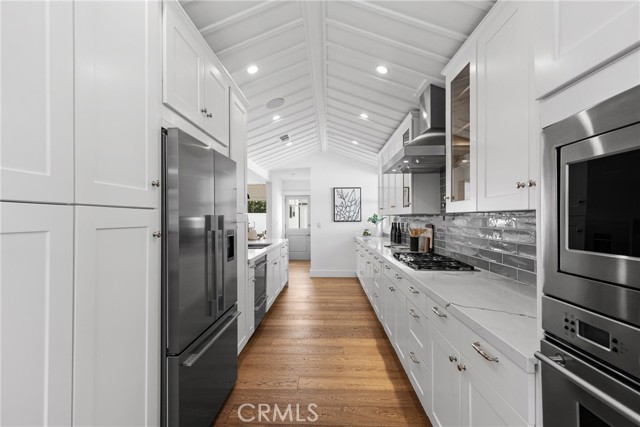 Detail Gallery Image 15 of 32 For 12947 La Maida St, Sherman Oaks,  CA 91423 - 4 Beds | 3 Baths