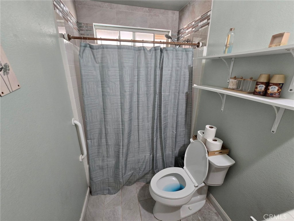 https://media.crmls.org/medias/0f76eaf1-7b02-47be-bad2-8d9065342edf.jpg?preset=X-Large