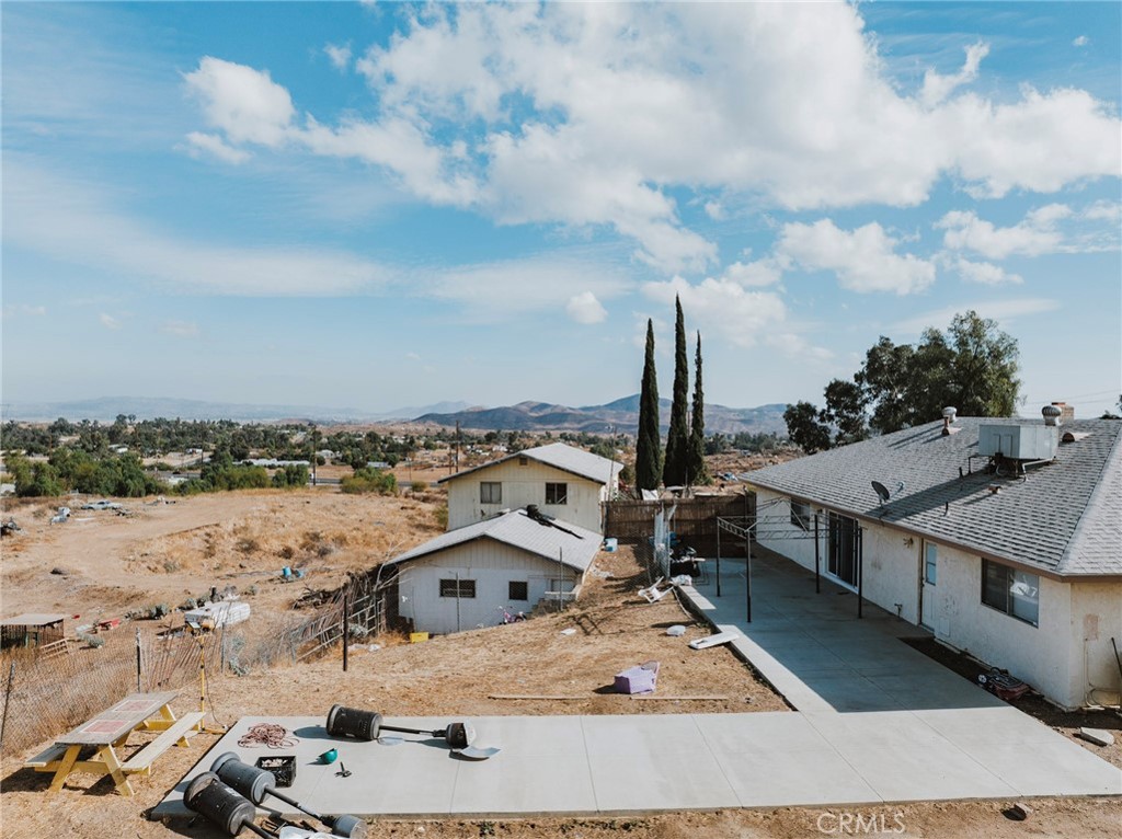 https://media.crmls.org/medias/0f7798fc-95a0-485e-bea1-91620ed9612f.jpg?preset=X-Large