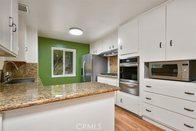 Detail Gallery Image 12 of 36 For 3833 Ridgemoor Dr, Studio City,  CA 91604 - 2 Beds | 1/1 Baths