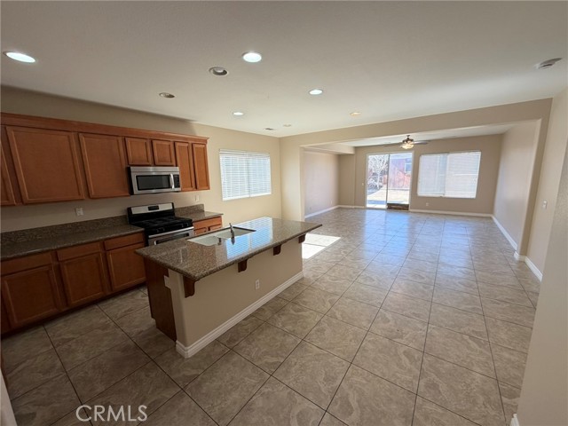 Detail Gallery Image 3 of 27 For 12810 Ethan, Victorville,  CA 92392 - 4 Beds | 2 Baths