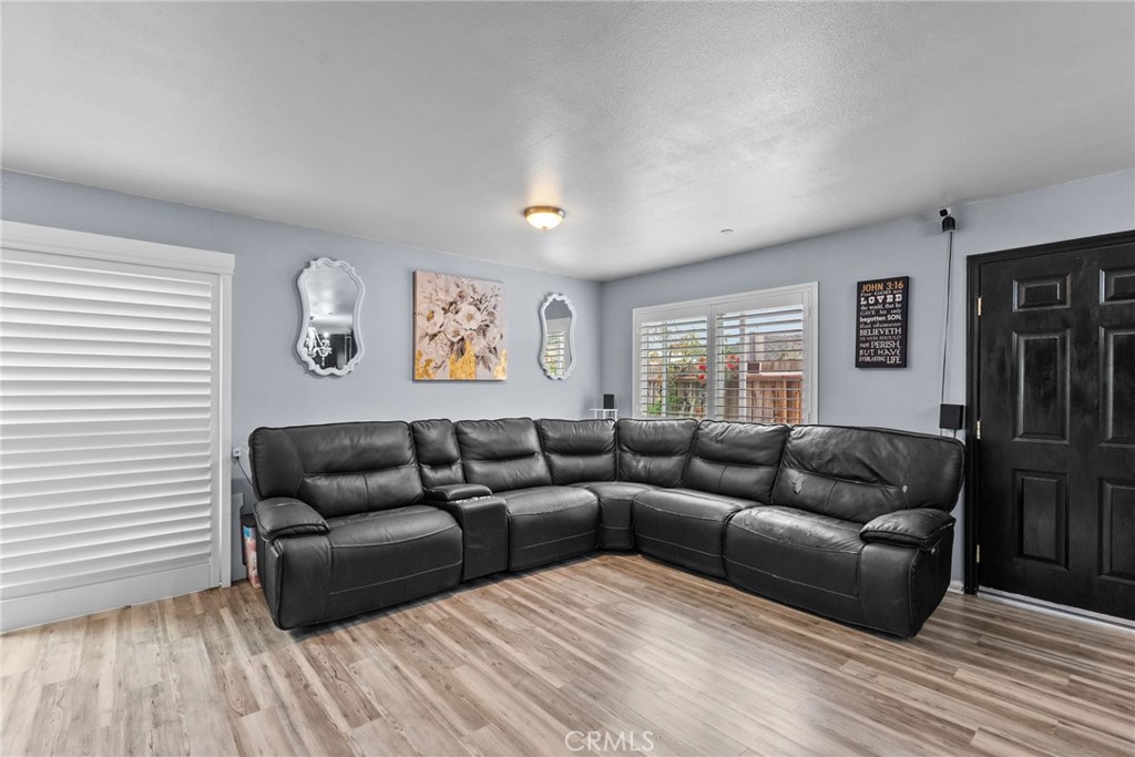 https://media.crmls.org/medias/0f818285-c4ab-4794-ab91-7d04b0f12d40.jpg?preset=X-Large