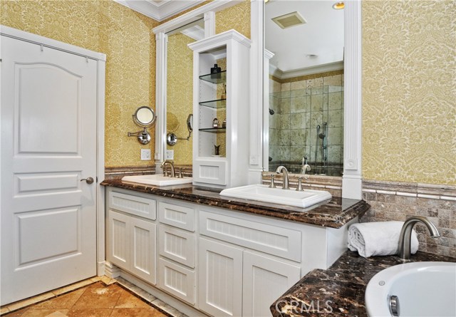 Master bath room with double vanity sinks