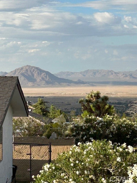 https://media.crmls.org/medias/0f83165f-4283-4745-b281-923121236f54.jpg?preset=X-Large