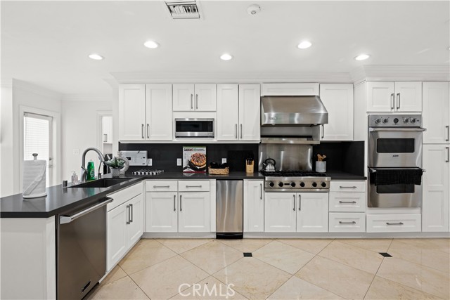 Detail Gallery Image 15 of 64 For 16221 Elisa Pl, Encino,  CA 91436 - 5 Beds | 5/1 Baths