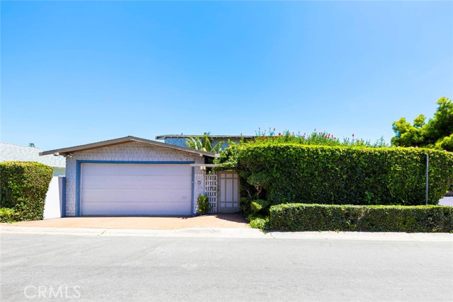 1051 Marine Drive, Laguna Beach CA: https://media.crmls.org/medias/0f86304a-9825-469d-a943-2192b974e8cf.jpg