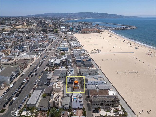 19 4th Court, Hermosa Beach, California 90254, 2 Bedrooms Bedrooms, ,2 BathroomsBathrooms,Residential,Sold,4th,SB24159456