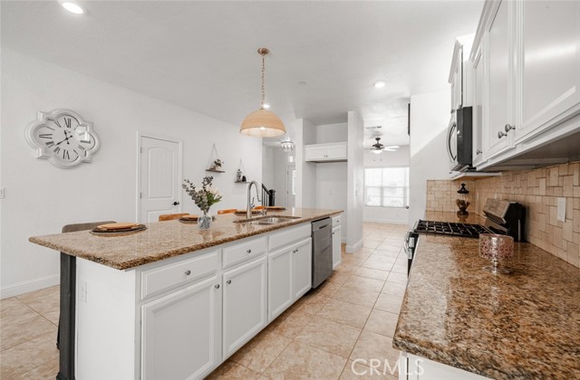 Detail Gallery Image 15 of 38 For 2027 W Babcock, Visalia,  CA 93291 - 4 Beds | 2/1 Baths