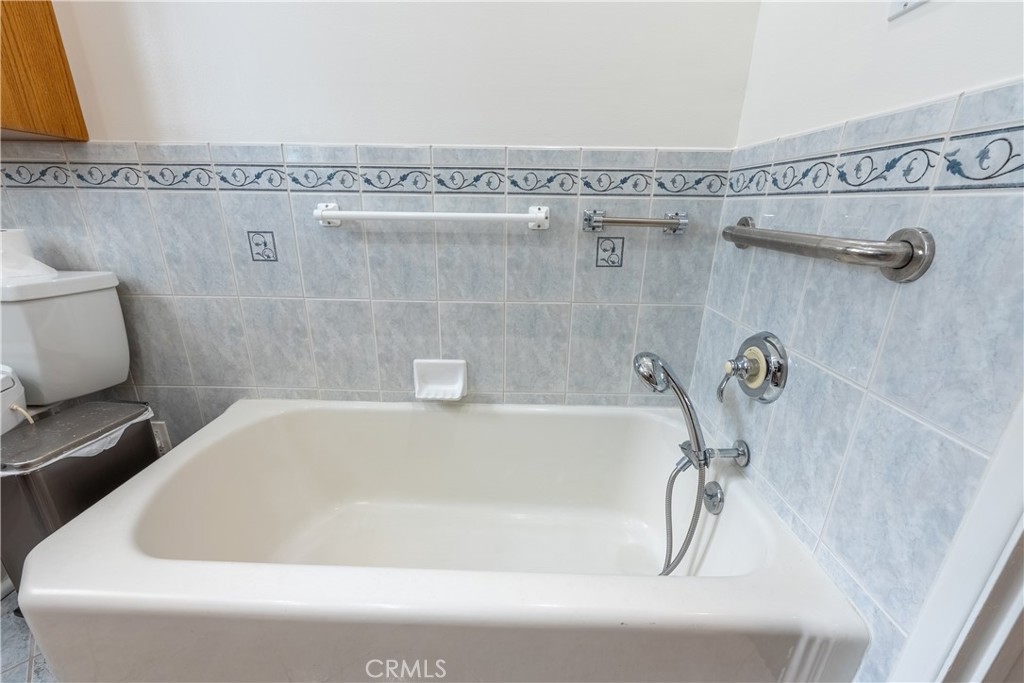 https://media.crmls.org/medias/0f8b7a6f-cca2-4e4f-b86d-824e75f57ba4.jpg?preset=X-Large