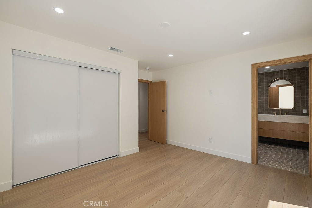 https://media.crmls.org/medias/0f8b847e-be23-4d34-a119-0e3c59d81385.jpg?preset=X-Large