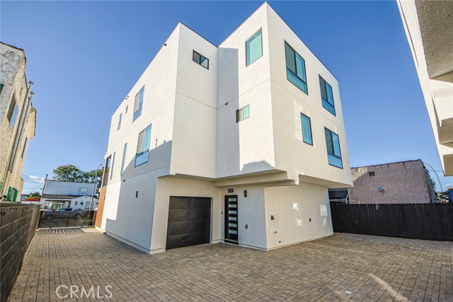 2200 Thurman Avenue, Los Angeles CA: https://media.crmls.org/medias/0f8d7ea2-b282-442c-9e7e-fba689693352.jpg