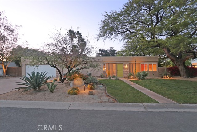Detail Gallery Image 2 of 47 For 576 E Desert Holly Cir, Palm Springs,  CA 92262 - 3 Beds | 2 Baths