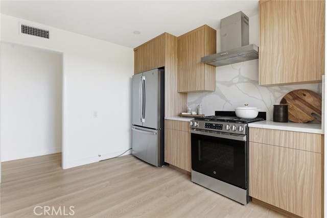 Detail Gallery Image 10 of 37 For 10820 Holman Ave #204,  Los Angeles,  CA 90024 - 2 Beds | 2 Baths