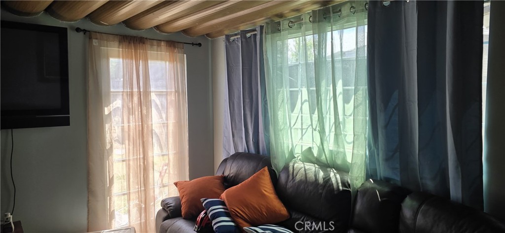 https://media.crmls.org/medias/0f97d273-8c88-4da7-b0af-e785f159921b.jpg?preset=X-Large