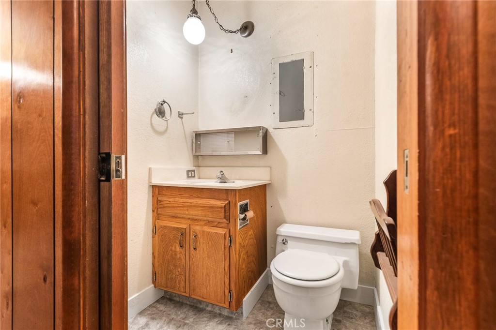 https://media.crmls.org/medias/0f9961f0-b138-4bc6-b34a-c5ea45020cf4.jpg?preset=X-Large