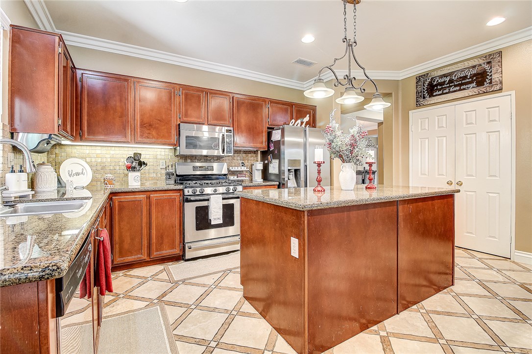 Detail Gallery Image 19 of 61 For 17509 Cedarwood Dr, Riverside,  CA 92503 - 4 Beds | 2/1 Baths