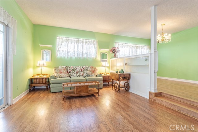 Detail Gallery Image 5 of 34 For 8811 Hayvenhurst Ave, North Hills,  CA 91343 - 4 Beds | 2 Baths